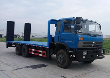 楚風(fēng)后八輪挖機平板運輸車圖片 楚風(fēng)后八輪挖機平板運輸車圖片